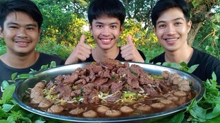 ก๋วยเตี๋ยวเนื้อถาดยักษ์ เส้นหมี่เหลืองนํ้าเผ็ดเข้มข้น กินให้อิ่มแบบจุกๆ.