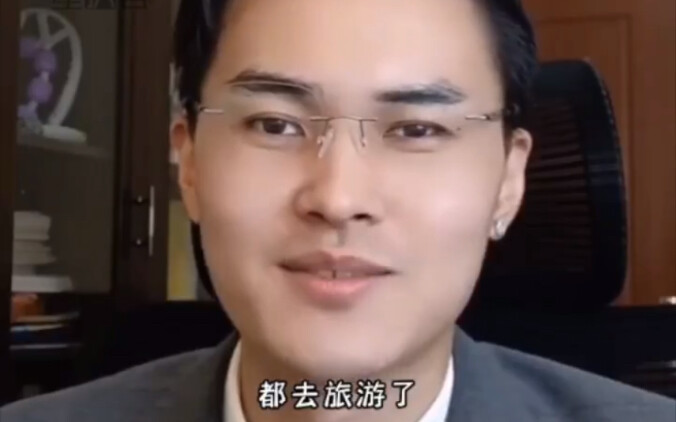 Kalau jadi pengacara pasti harus bisa menahan tawa, ya? Jadi teman-teman yang kuliah hukum emang sua