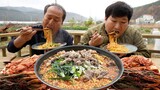 먹방하는데 갑자기 비가?! 우삼겹, 파 넣고 끓인 우삼겹 라면! (Hot instant noodles with Beef loin) 요리&먹방 - Mukbang eating show