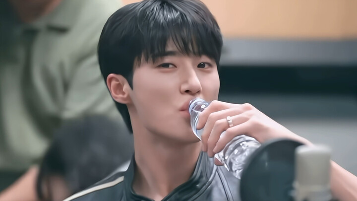 Actually, the actor is even more charming off-screen (Byeon Woo-seok behind-the-scenes clip)