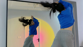 Jennie's dance cover of Sad Girlz Luv Money in her practice room (with slow motion breakdown)