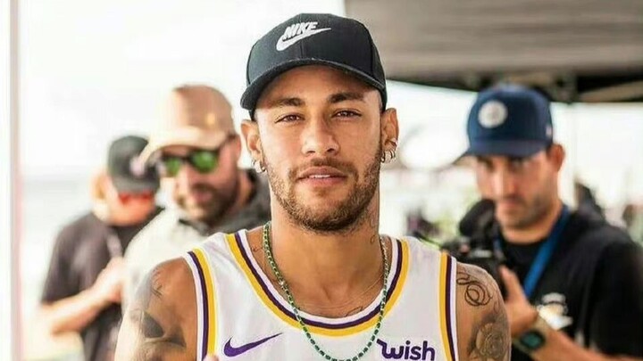 "Next, please welcome the Brazilian dance king Neymar"
