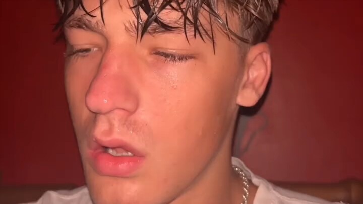 Khi bạn chợp mắt một lát rồi tỉnh dậy và phát hiện đầu mình rất đau