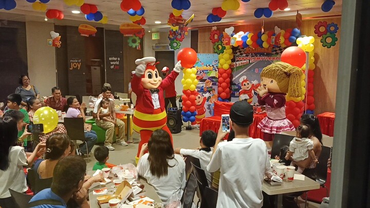 Jollibee and Hetty Dance