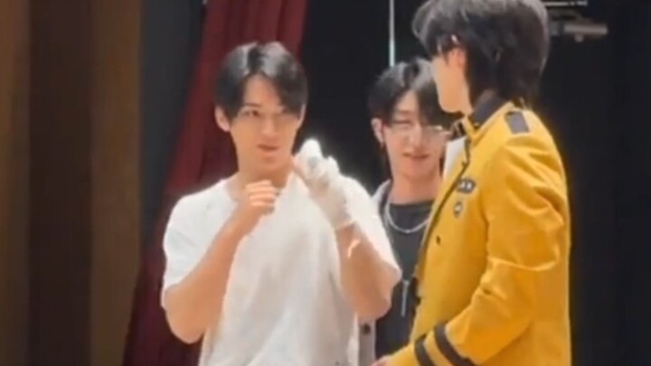 At the book-signing event, Kim Min-kyu punched Choi Seung-cheol and then ducked behind a security gu
