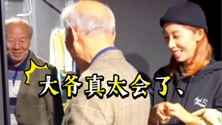 【วันนี้เห็นของจริง】แม่ค้าหญิงพูดจาเบาะๆ ไม่คาดคิดว่าจะถูกชายสูงวัยสวนกลับจนเสียชีวิต