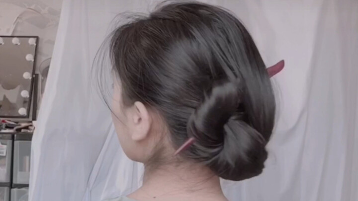 Nếu tóc bạn không quá dài thì hãy thử kiểu búi tóc này xem, chắc chắn sẽ rất đẹp!