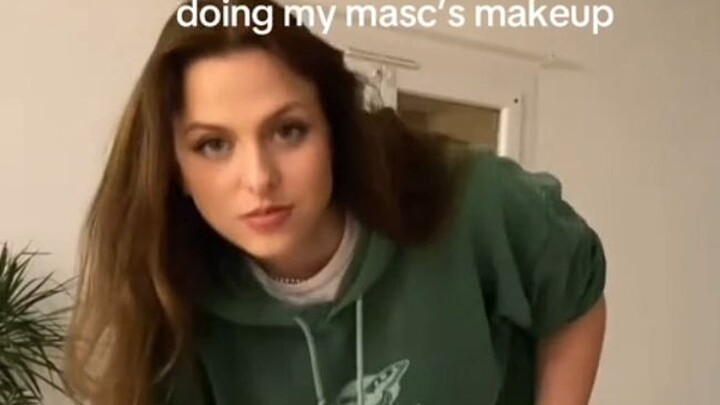 les | Helping T at home with her makeup — she looks so beautiful~!