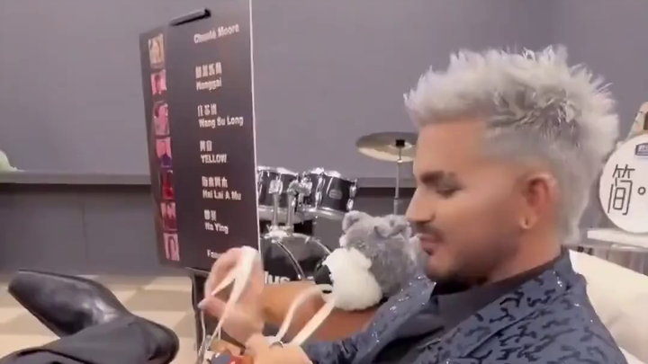 หลิวป๋อซินมอบเล็บติดประดับสุดเท่ให้กับอดัม จนอดัมติดใจไม่ยอมปล่อย