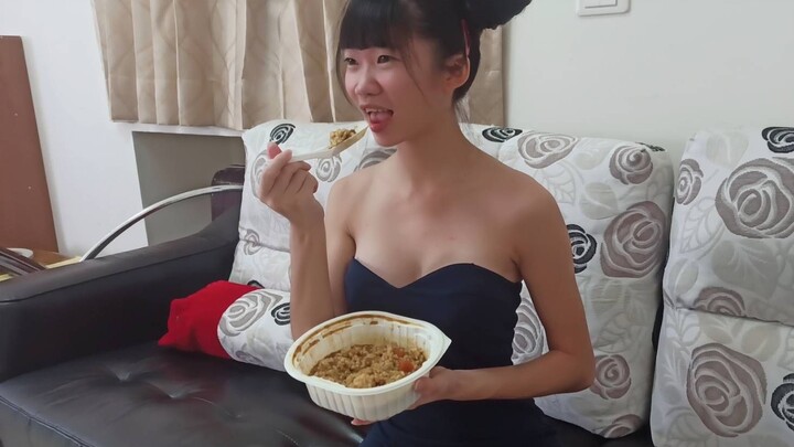 Gadis bermain musik di jalanan, ada yang meremehkan pengamen dan mengatakan dia tidak sebaik anjing 