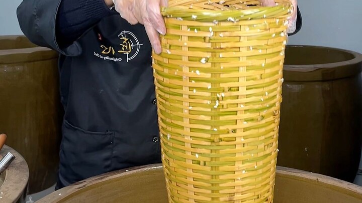 نبيذ الأرز الذي لا تدخل في صناعته سوى مكونات ثلاثة هي خميرة النبيذ والحبوب اليابسة ومياه الينابيع ال