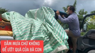Chuyển 3 tấn gạo hỗ trợ bà con Sài Gòn gặp trời mưa nhưng rất may là xe có bạc để đậy.