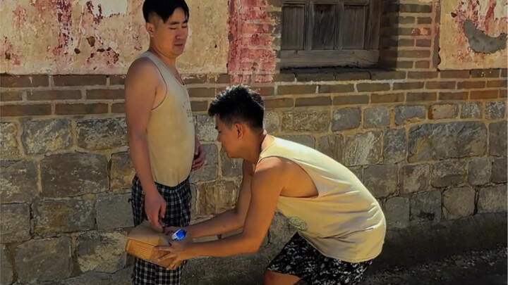 The mute guy returned from the big city, but the fruit cake he brought for Brother Pang was snatched