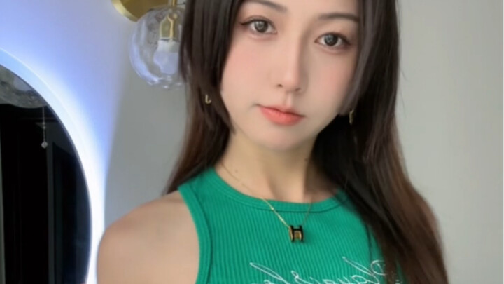 Big Sister Beauty Brings a Whole Carload of Guys Out for Dinner