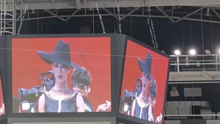 [Shen Xiaoting] I guess I haven't seen this angle of the Idol Games fan photo? Update - Xiaoting, th