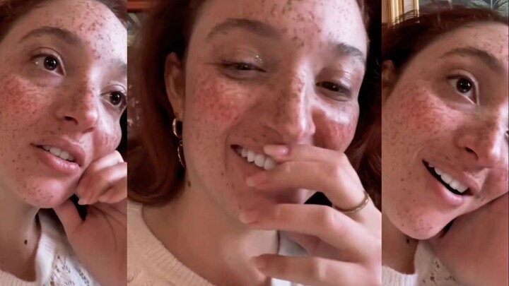 My four-year-old daughter says her mom’s freckles are super cute! At first, Mom was surprised, then 
