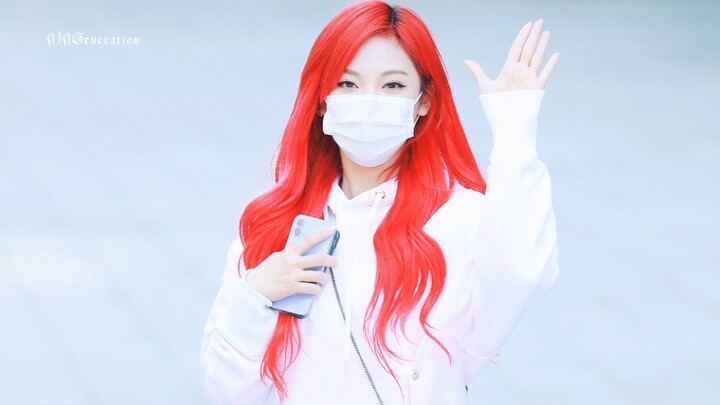 عندما تصدّر هاشتاغ #نينغ ييتشوو_يهز_ساقيه_أمام_الكاميرا قائمة البحث على ويبو، ردّت صاحبة الحدث بـ (ل