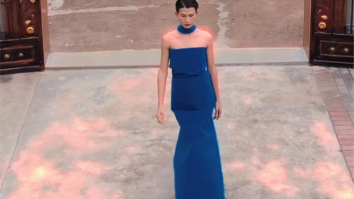 Baju biru buatan sendiri pas banget sama pintu masuk rumahku!