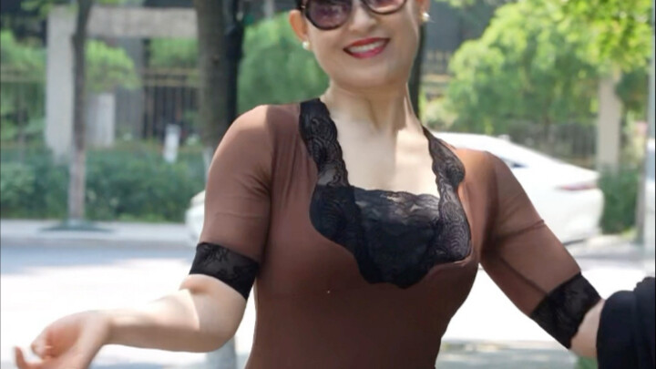 这样的走路姿态，会不会挨揍😂