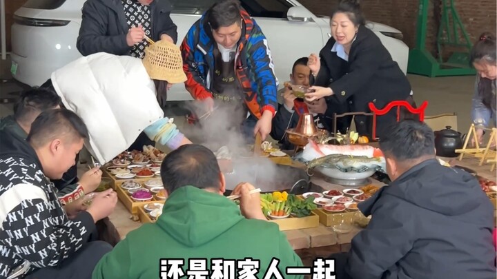 Ở nhà mà vẫn có thể tận hưởng niềm vui của lẩu quây quần bên bếp, lại còn kết hợp luôn với trà nấu b