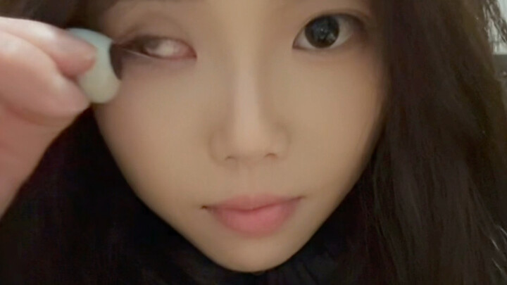 Trong mắt cô ấy là hình xăm “Mang theo tình yêu và hy vọng” #Giáo viên thư pháp #Thế hệ 00 #Cô gái đ