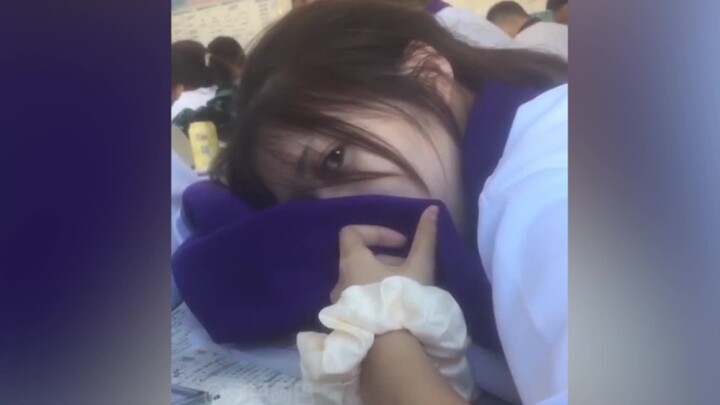 Saat kamu membangunkan teman sebangkumu yang sedang tertidur, hmm~ apa yang akan terjadi…!