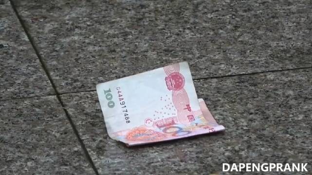 【Life】Social experiment: Blind man dropping cash on streets