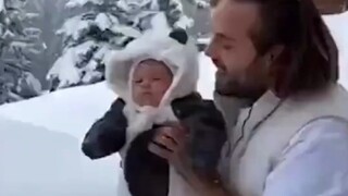 ألقى أحد مشاهير الإنترنت الروس ابنه البالغ من العمر شهرين في كومة ثلجية لتصوير فيديو. أصدرت الشرطة م