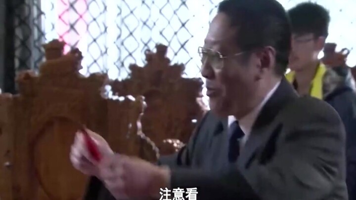 The bride used a counterfeit detector to collect wedding gift money, and the very next second, it ac