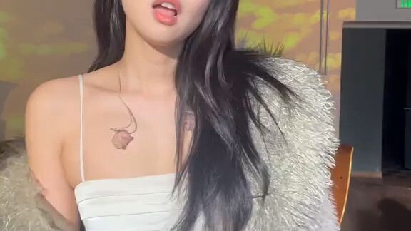 JENNIE-START A WAR QUEEN