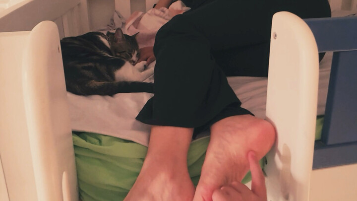 A harmonious mother-and-child naptime