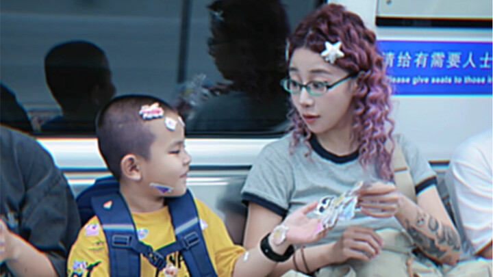 记住，，只要不跟别人对视，，别人就看不到我们