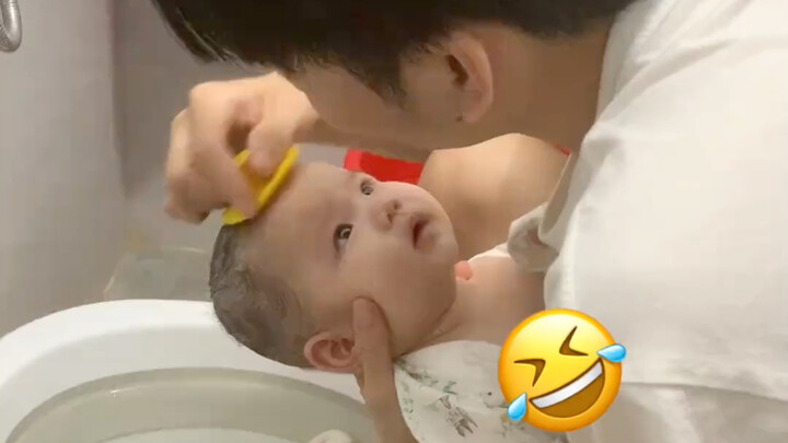 Dad gives the baby a bath—using laundry detergent! Dad’s love is truly addictive, wa~
