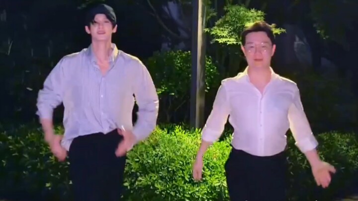 Teacher Gu, Teacher Hu Yaowen, and Tan Jianci—three generations of teacher and students dance the ju