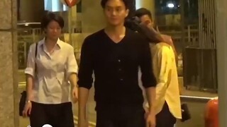 笑不活了，张智霖 竟然把狗仔当免费的助理！