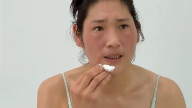 A 35-year-old mother from Henan has a severe hunchback and doesn’t know how to dress herself. Her fa