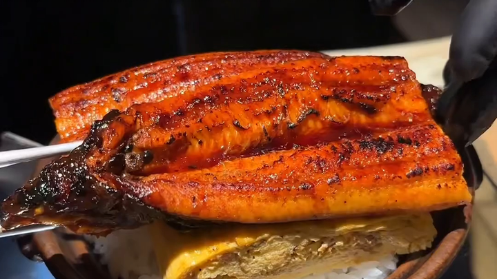 【Japanese Cuisine】A luxurious whole-oven‑grilled eel rice bowl with egg 😋