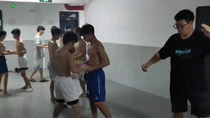 On the eve of the dance exam, sports students formed a team to practice Latin dance in the dormitory
