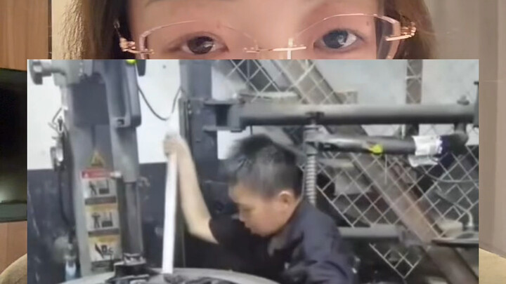 In Sichuan, a car owner seeking a tire repair found the shop owner out; a 7-year-old boy stepped in 