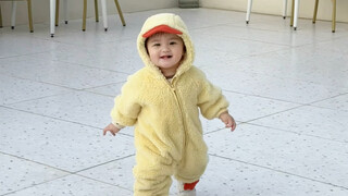 เมื่อลูกมนุษย์เจอสุนัข แสดงให้เห็นอย่างชัดเจนว่าทั้งอยากลูบและกลัวในเวลาเดียวกัน