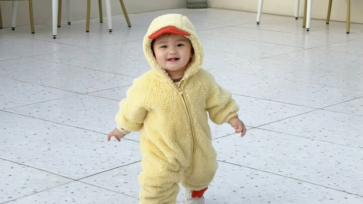 Khi những đứa trẻ con người gặp chó, đã thể hiện hoàn hảo cảm giác vừa muốn sờ vừa sợ hãi