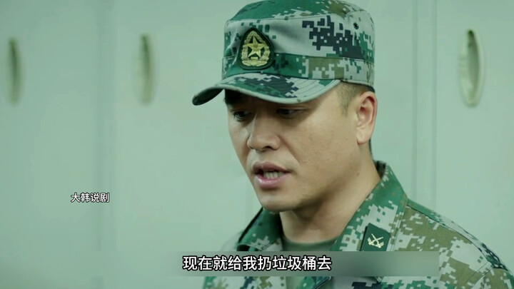 Tân binh ngày nào cũng ôm búp bê ngủ, khiến tiểu đội trưởng vô cùng bất mãn, ai ngờ sau đó lại bỏ tr