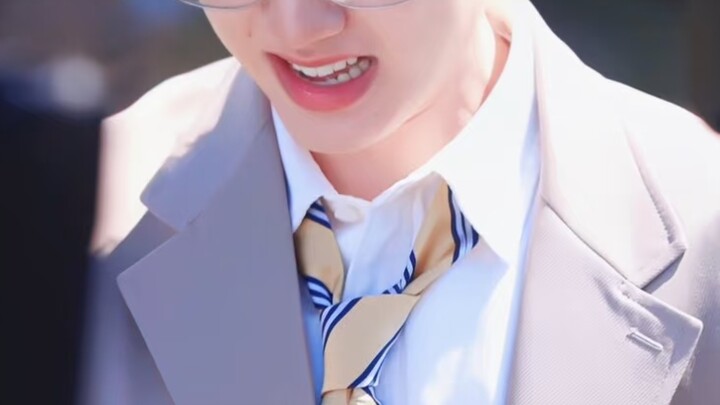 “Male Idol Who Can’t Handle the Idol Life and Dares Not Look Directly at the Camera”