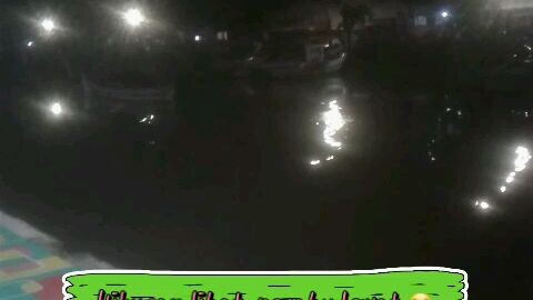 Hiburan lihat perahu lewat Kamis dini hari 8 Feb 2024 sendirian sambil makan mie dan minum kopi 👍😊