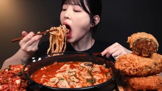 Crispy Gigantic Seaweed Roll and Spicy Fish Roe Noodles Mukbang ASMR.