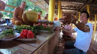 รุ่งโรจน์ เพชรธงชัยพร้อมครอบครัวร่วมกันทำบุญถวายสังฆทาน