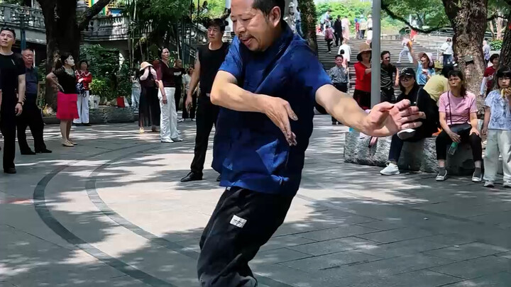 เจอคุณลุงนักเต้นเทพที่สวนสาธารณะ เต้นได้สุดยอดมาก!