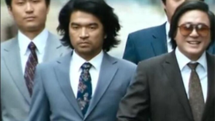 من موظف صغير إلى والد عصابة، الشارع ليس مجرد قتال وقتل، بل هو تعاملات إنسانية ودراية بالحياة. (الجزء