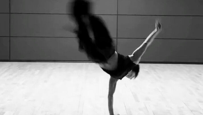 Hoàng Hiền Thần sân khấu MAMA SOLO phòng tập DB