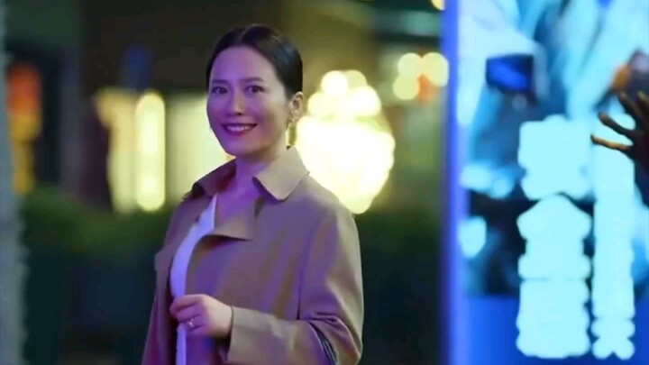 Presiden perempuan lajang belajar gulat dan tak terduga dapat cinta.